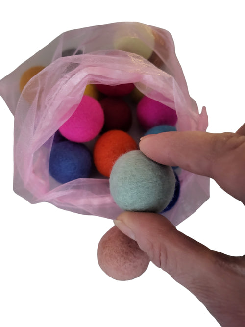 Filzball klein farblich sortiert